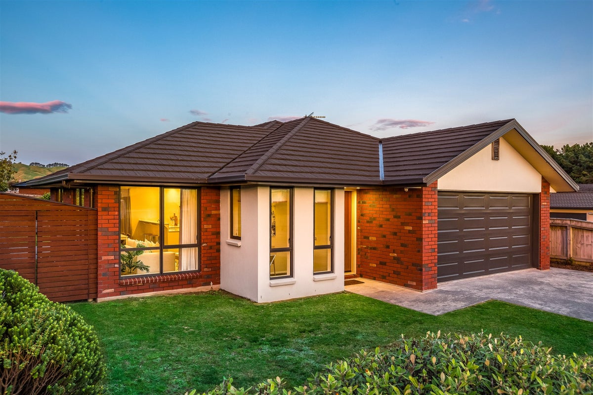 13 Tasman Close, Aotea, Porirua - Carousel 1