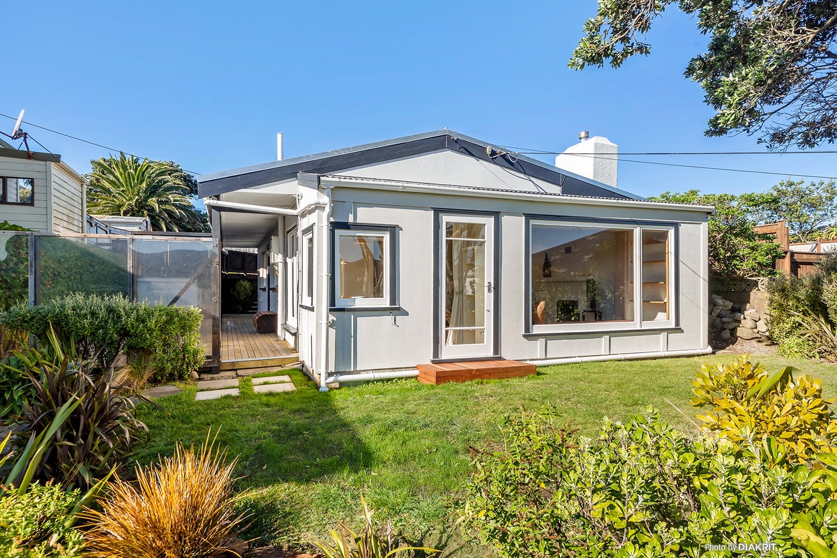 36 Carlisle Street, Island Bay, Wellington - Carousel 1