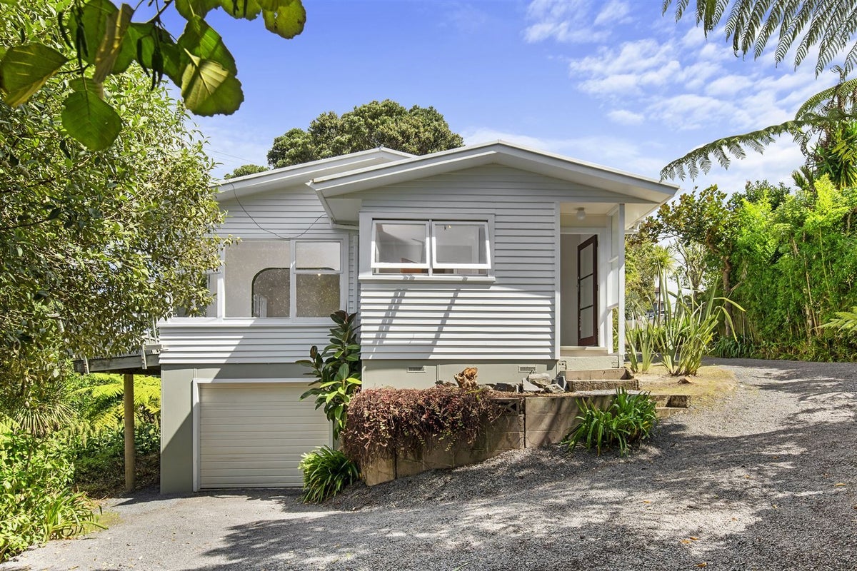 71 Lyons Avenue, Murrays Bay, Auckland - Carousel 2