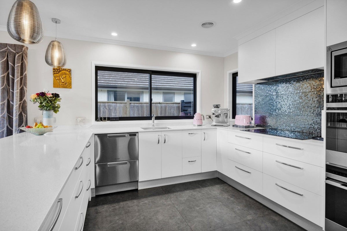 8 Greenridge Lane, Merrilands, New Plymouth - Carousel 2