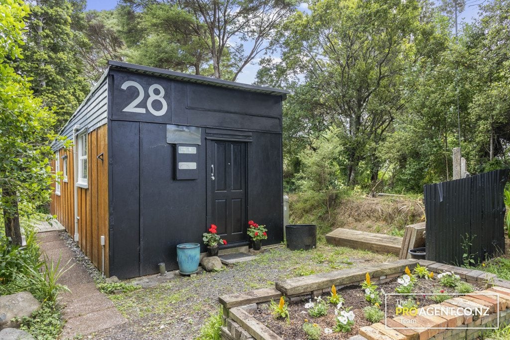 28 Laingholm Drive, Laingholm, Auckland - Carousel 1