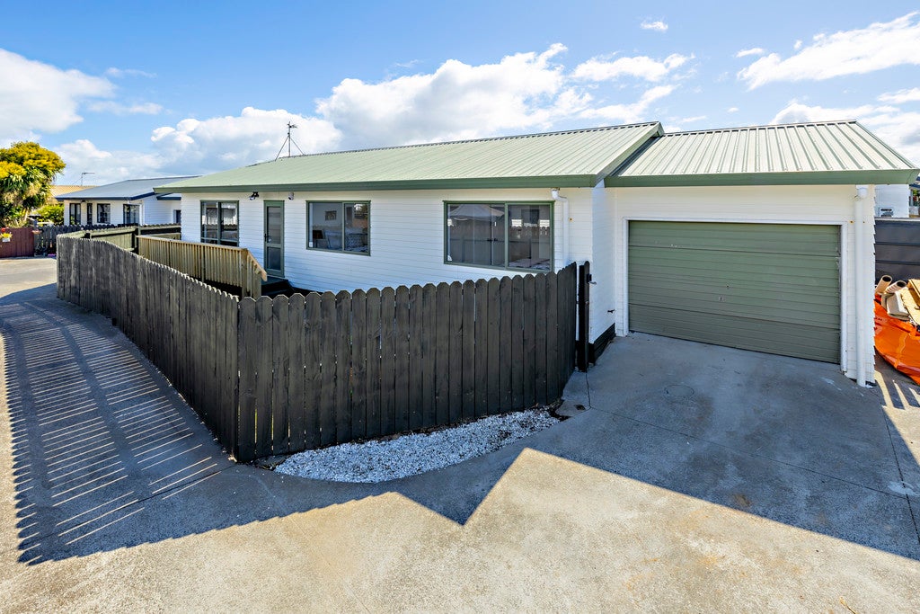 32 Barneys Farm Road, Clendon Park, Auckland - Carousel 1