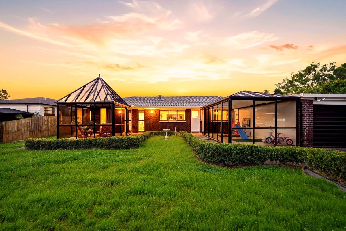 8 Albany Highway, Greenhithe, Auckland - Carousel 1