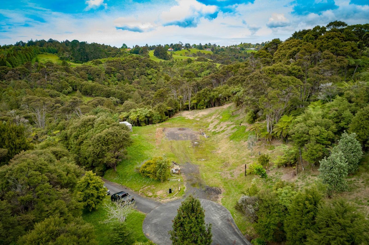 100 Grassmere Road, Henderson Valley, Auckland - Carousel 2