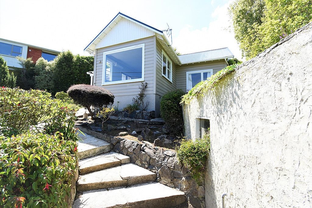 16 Marine Parade, Macandrew Bay, Dunedin - Carousel 2
