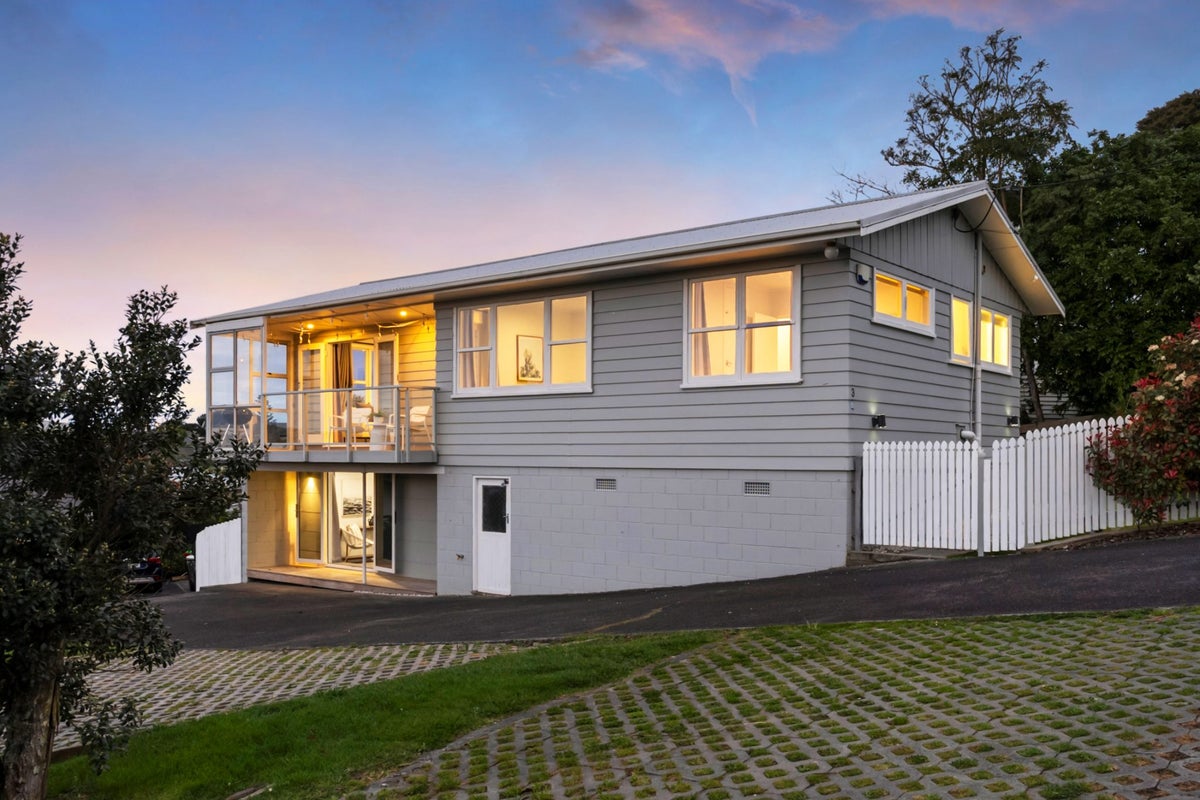 1/3 Rishworth Avenue, Stanmore Bay, Whangaparaoa - Carousel 1