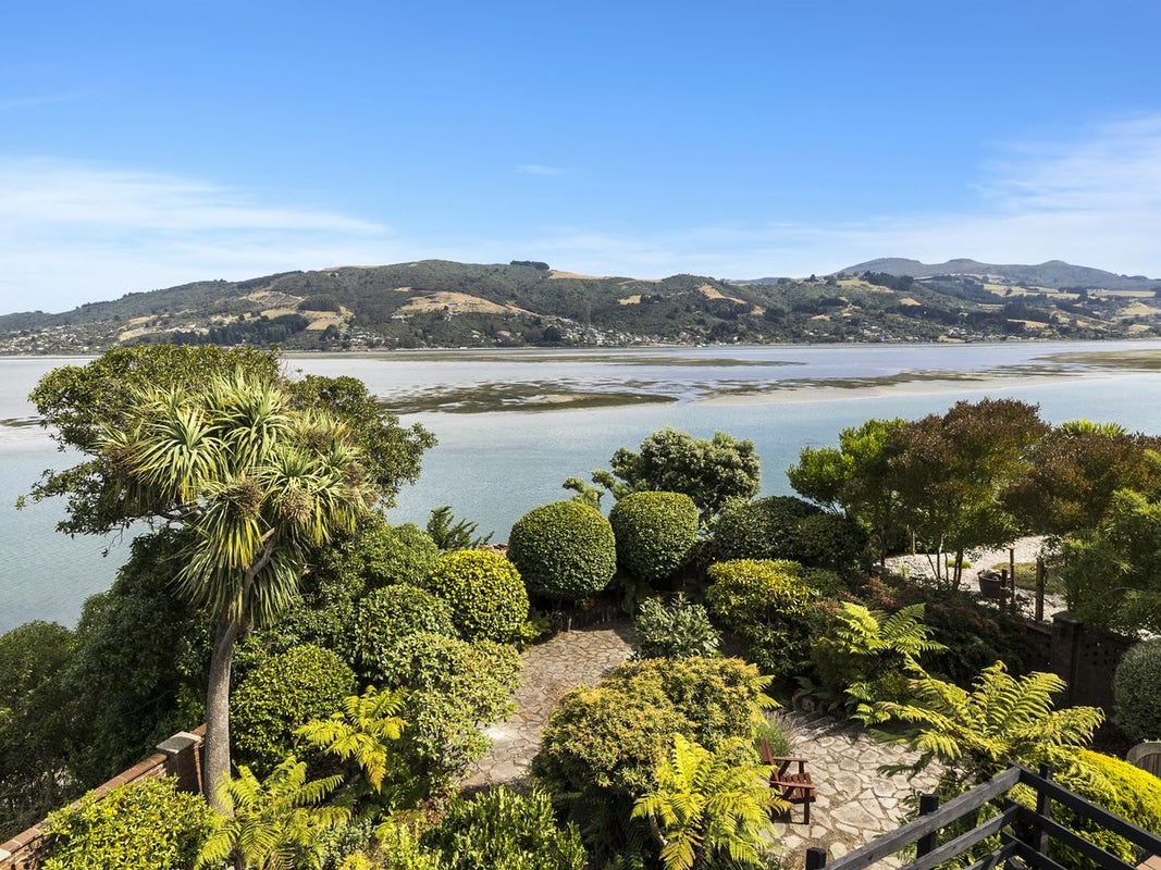 16 Bayne Terrace, Macandrew Bay, Dunedin - Carousel 1