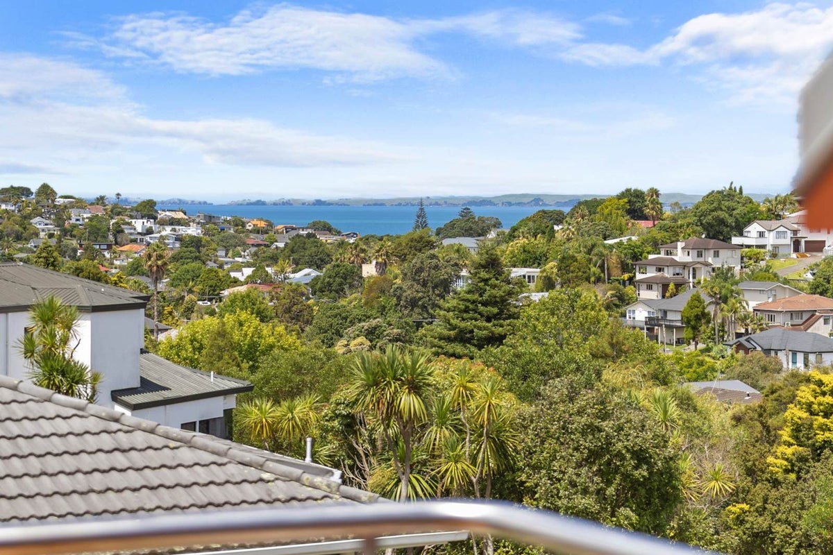 3 Seaford Place, Murrays Bay, Auckland - Carousel 2