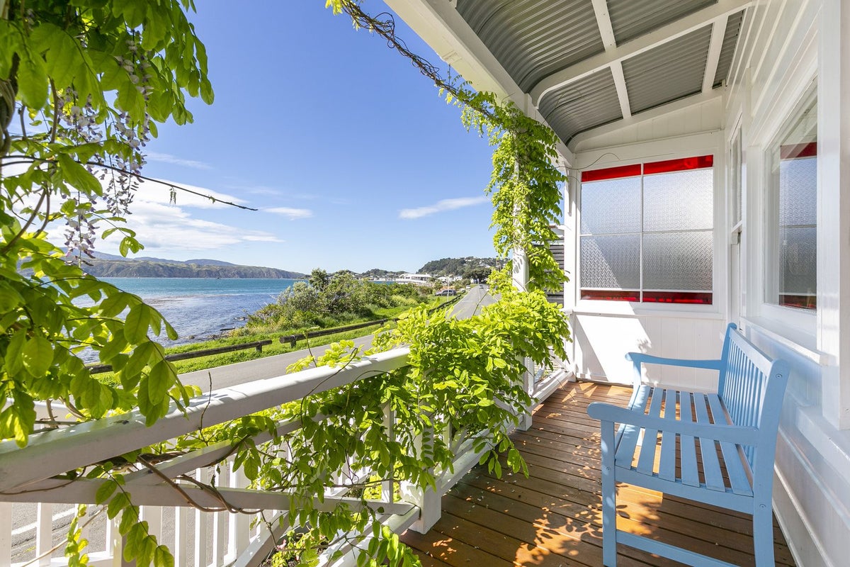 285 Karaka Bay Road, Karaka Bays, Wellington - Carousel 1