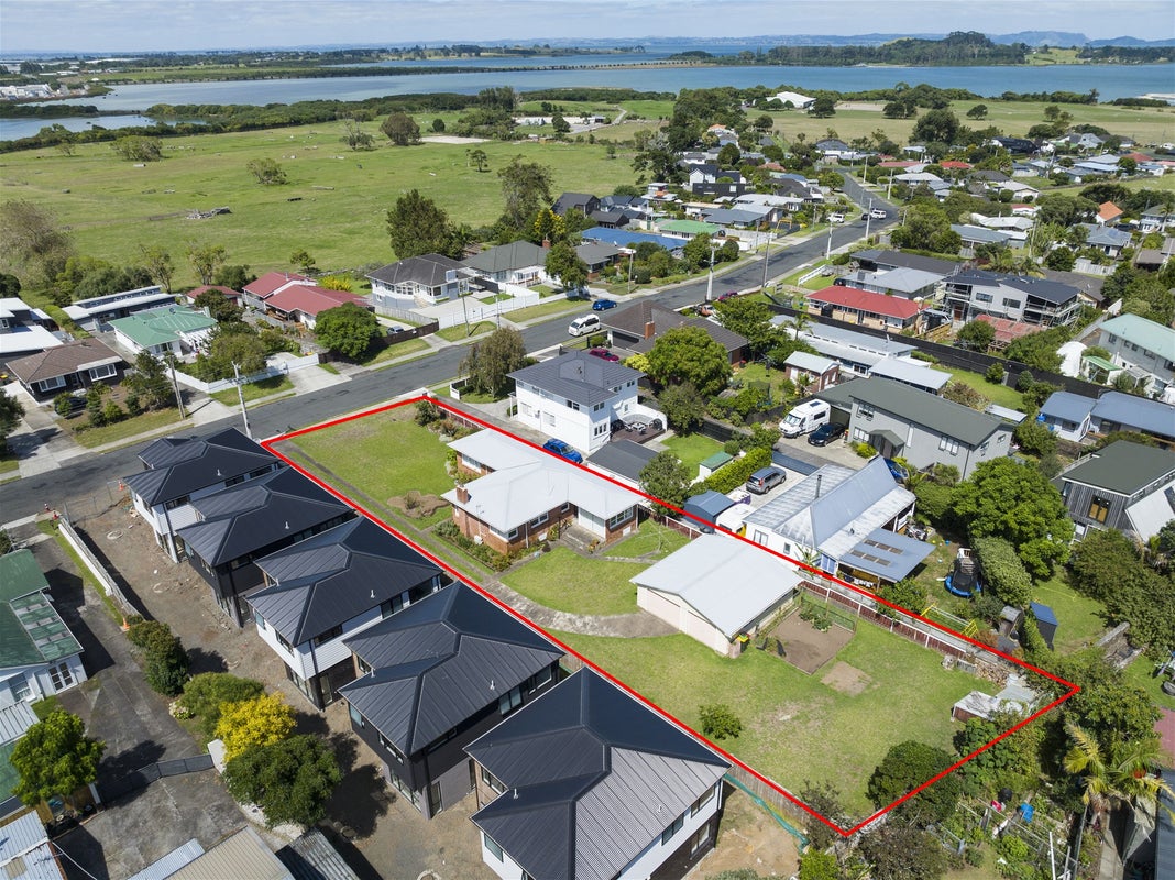 9 Wellesley Road, Mangere Bridge, Auckland - Carousel 1