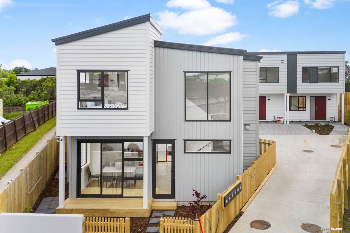 12A Shamrock Lane, Te Atatu Peninsula, Auckland - Carousel 1