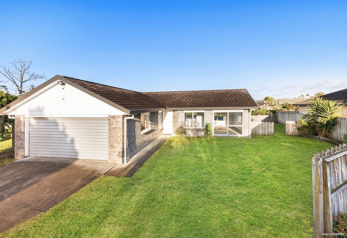 11 Lutana Place, Burswood, Auckland - Carousel 1