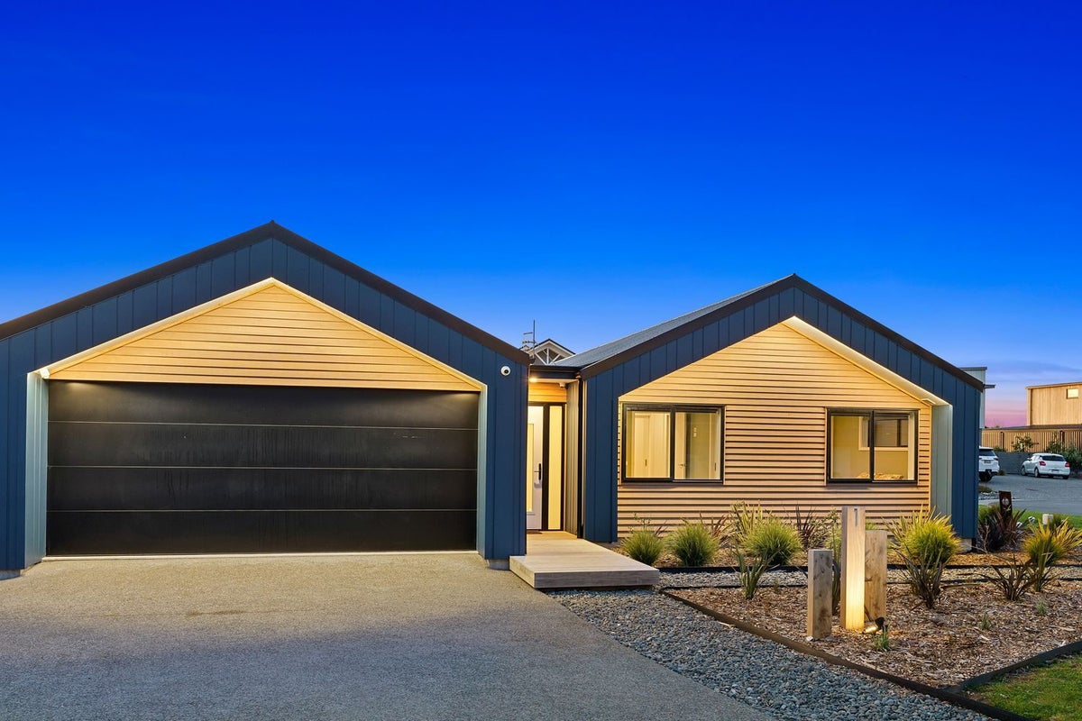 1 Arapipi Way, Peka Peka, Waikanae - Carousel 1
