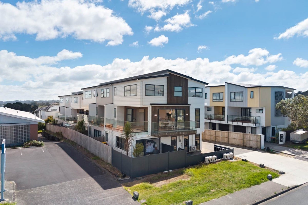 952A East Coast Road, Northcross, Auckland - Carousel 1