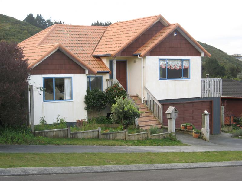 1B Opurere Grove, Tirohanga, Lower Hutt - Carousel 1