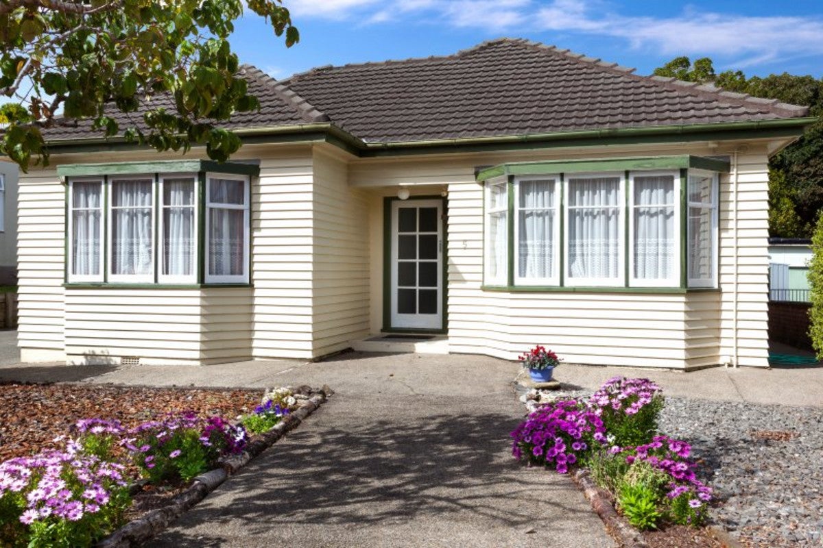 5 Roy Street, Tawa, Wellington - Carousel 1