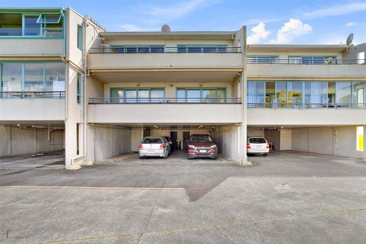 2/221E Sunset Road, Sunnynook, Auckland - Carousel 1