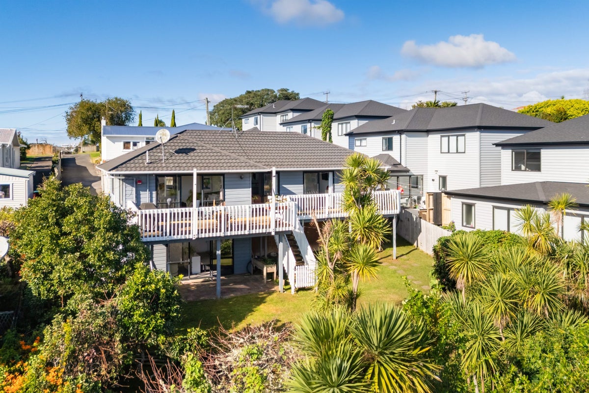 2/7 Arran Road, Browns Bay, Auckland - Carousel 2