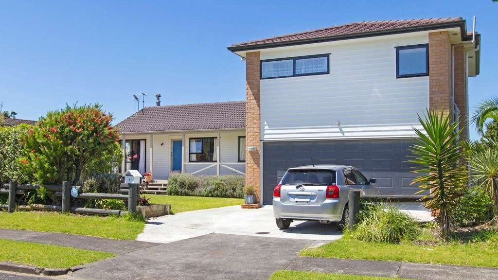 1 Mark Edward Drive, Half Moon Bay, Auckland - Carousel 1