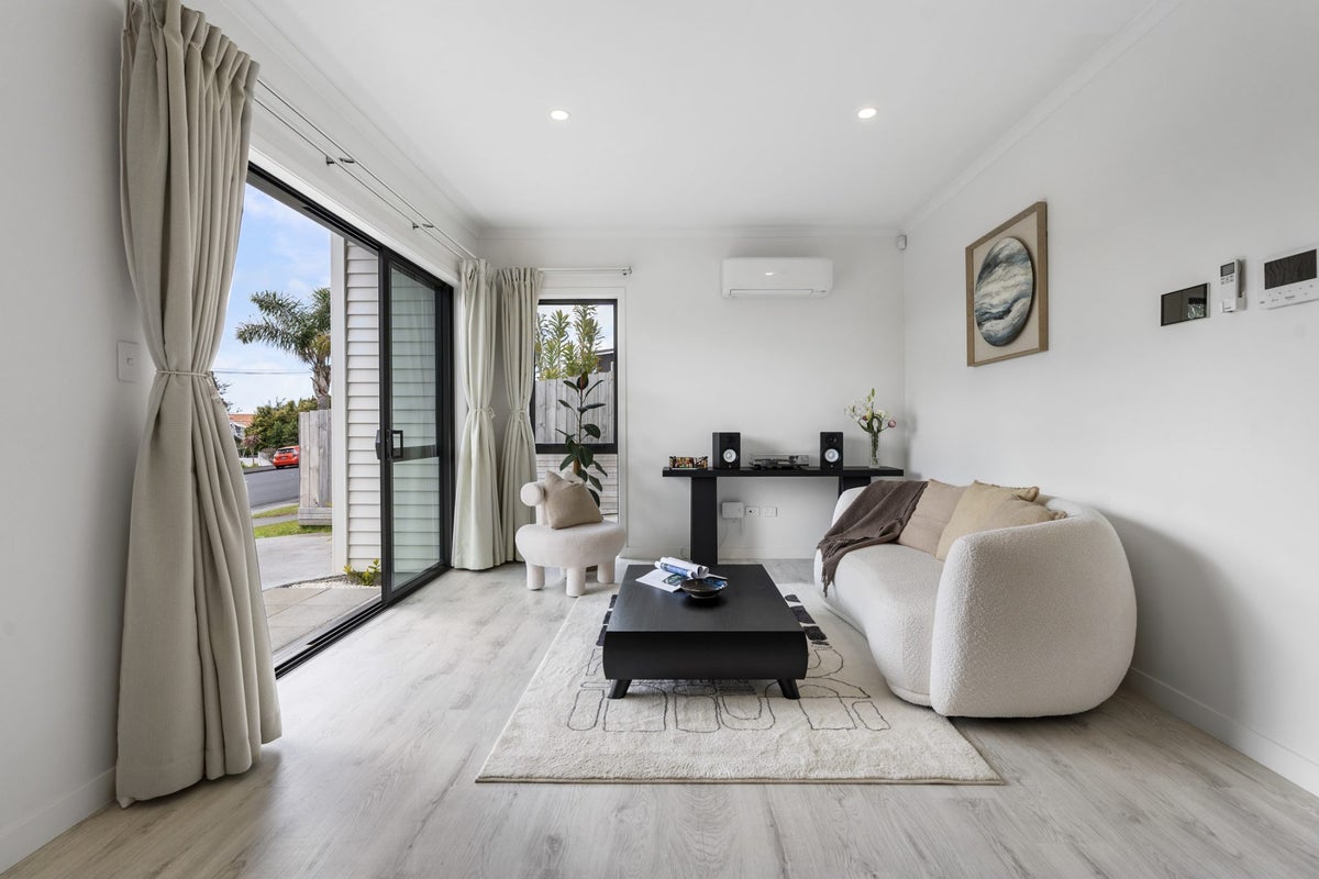 562A Beach Road, Rothesay Bay, Auckland - Carousel 2