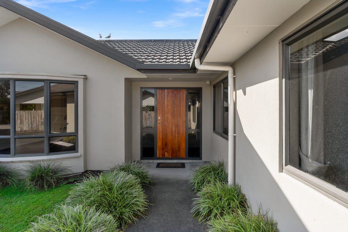 18 Paradise Point Place, One Tree Point - Carousel 2