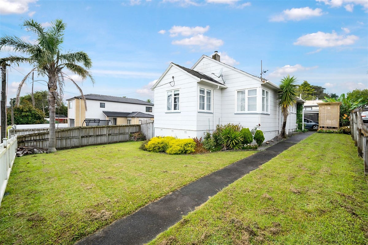 19 Blacklock Avenue, Henderson, Auckland - Carousel 1
