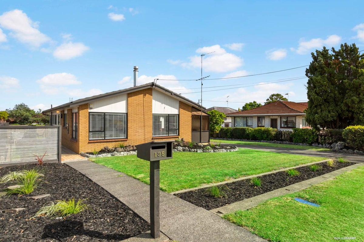 135 Chivalry Road, Glenfield, Auckland - Carousel 2