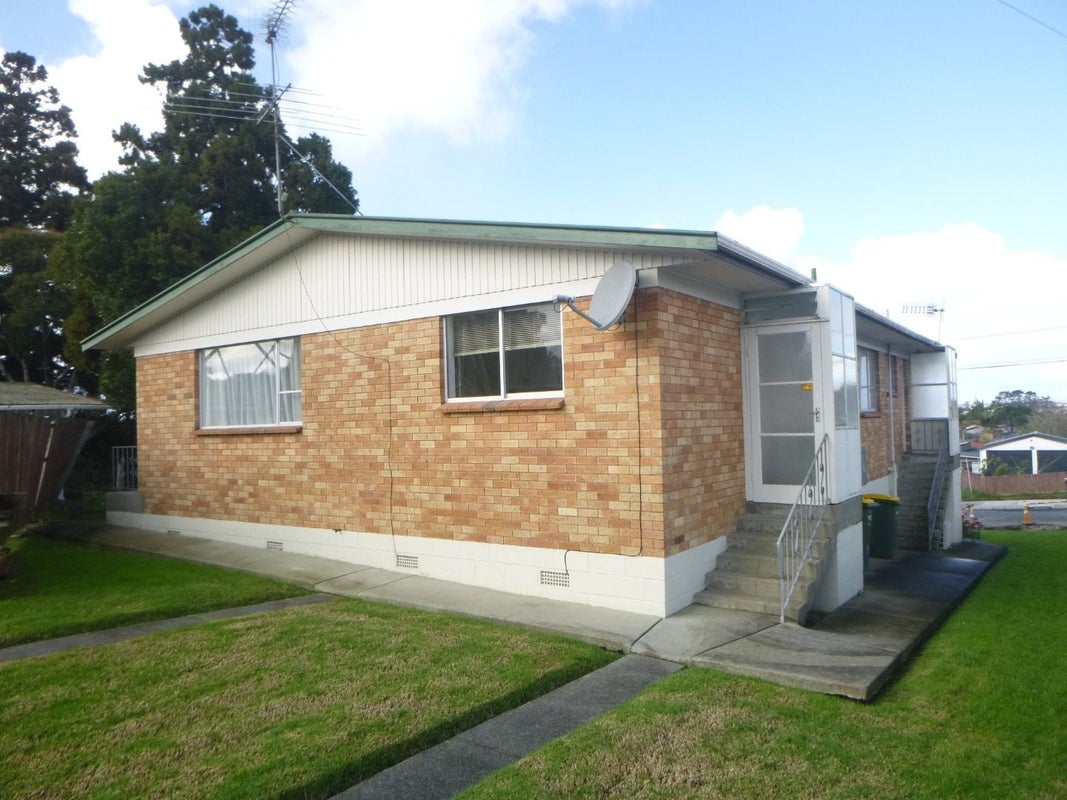 2/62 Tiroroa Avenue, Te Atatu South, Auckland - Carousel 1