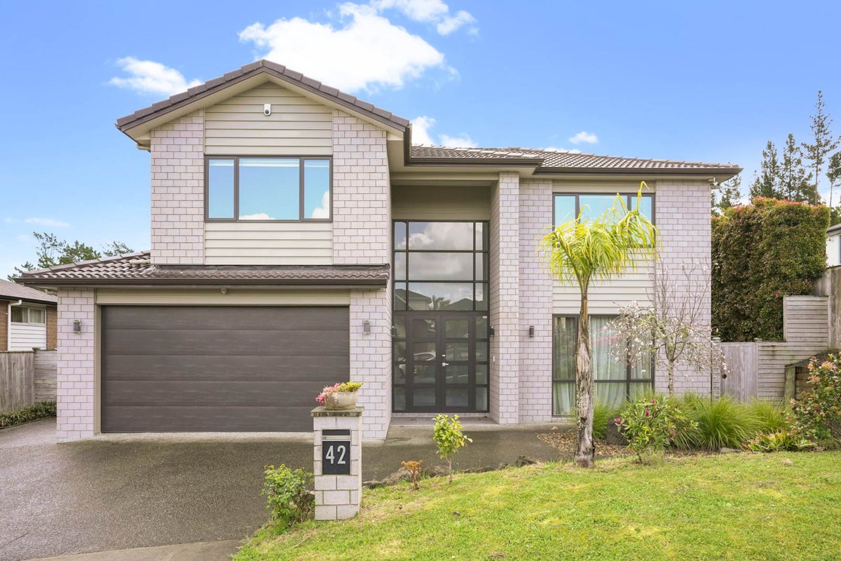 42 Harrowglen Drive, Northcross, Auckland - Carousel 1