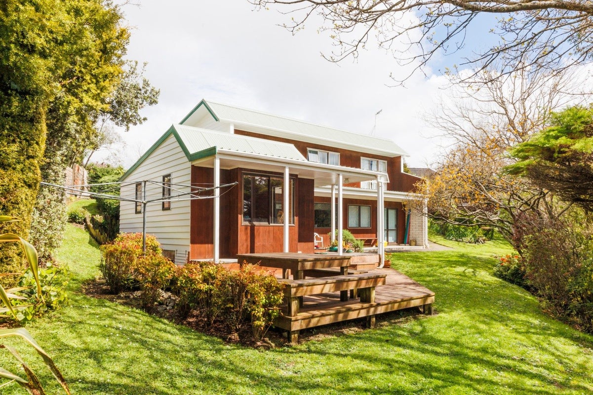16 Clifton Terrace, Fitzherbert, Palmerston North - Carousel 21