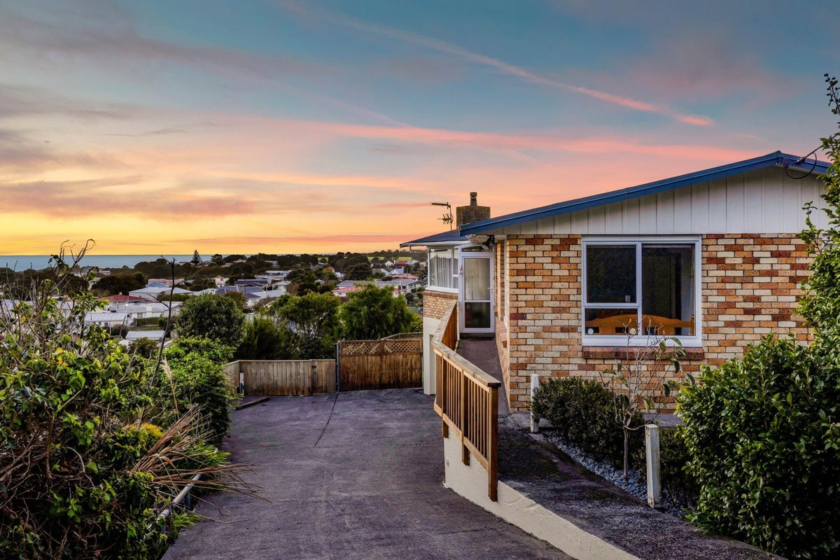 15 Mount View Place, Spotswood, New Plymouth - Carousel 1