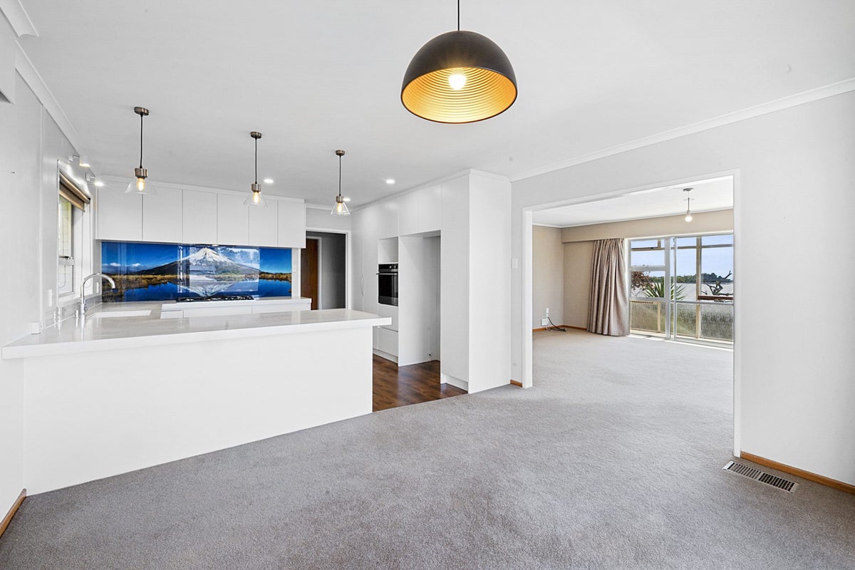 44 Nevada Drive, Merrilands, New Plymouth - Carousel 2