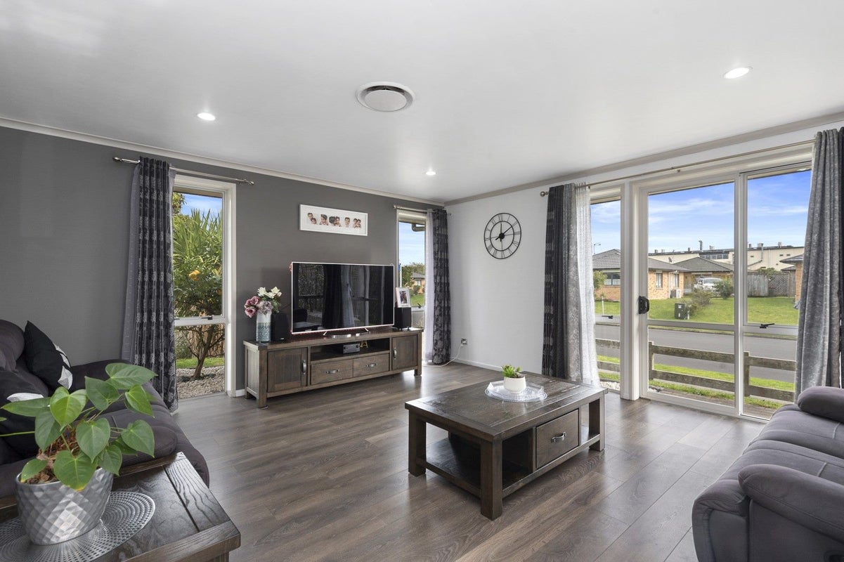 1 Parkside Drive, Huntington, Hamilton - Carousel 2