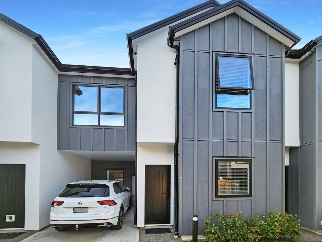 2/62 Queens Grove, Hutt Central, Lower Hutt - Carousel 1