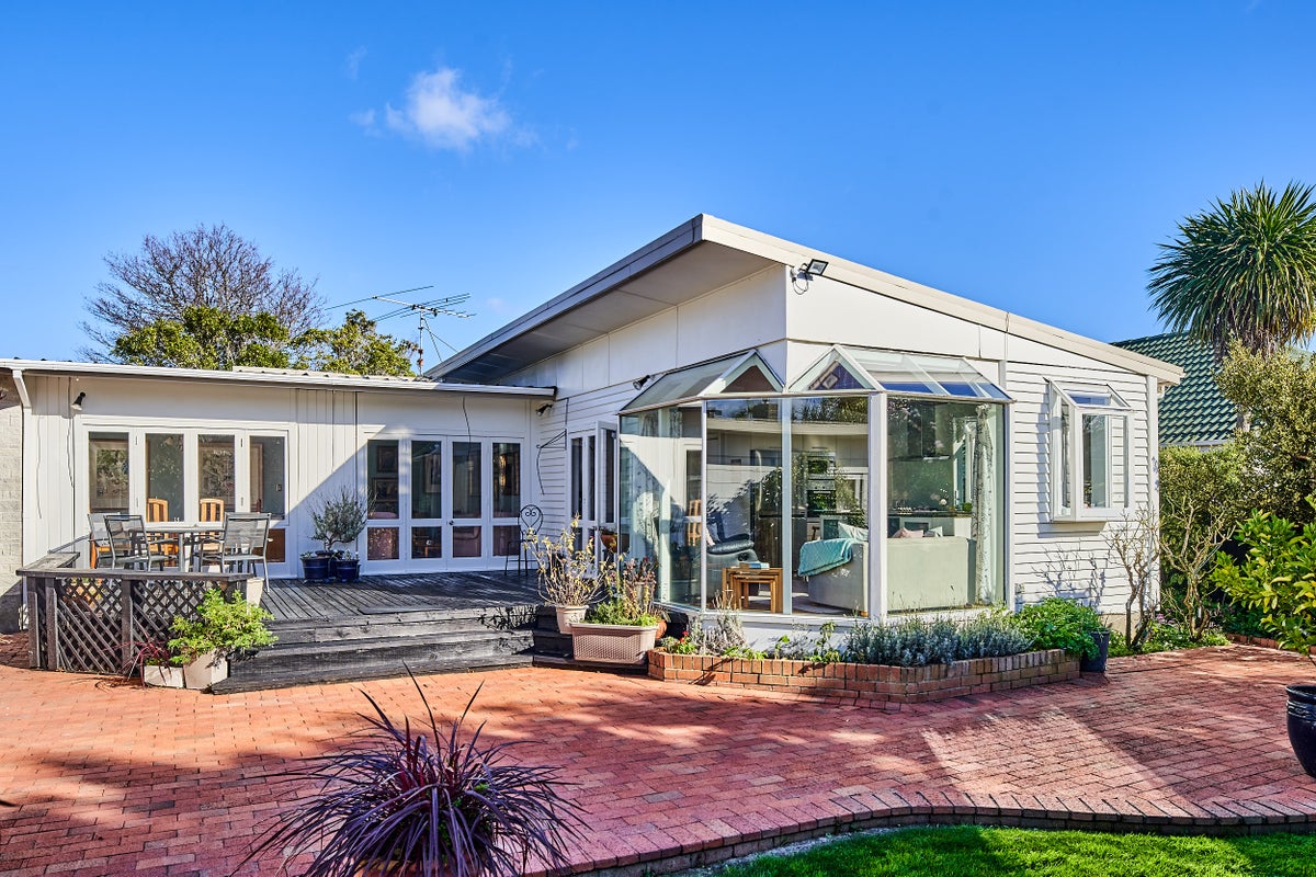 20 Whites Line, WOBURN, LOWER HUTT - Carousel 2