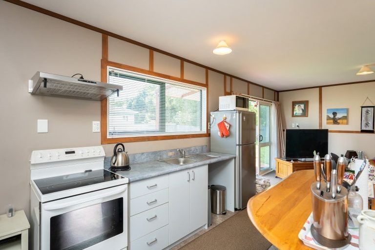 6 Mavis Avenue, Waikawa Beach, Levin - Carousel 2