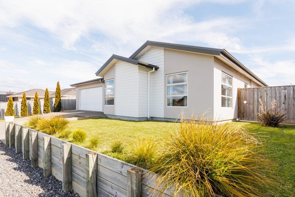 15 Coutts Way, Fitzherbert, Palmerston North - Carousel 1
