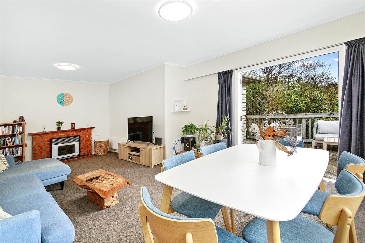 31 Olivia Crescent, Tawa, Wellington - Carousel 2