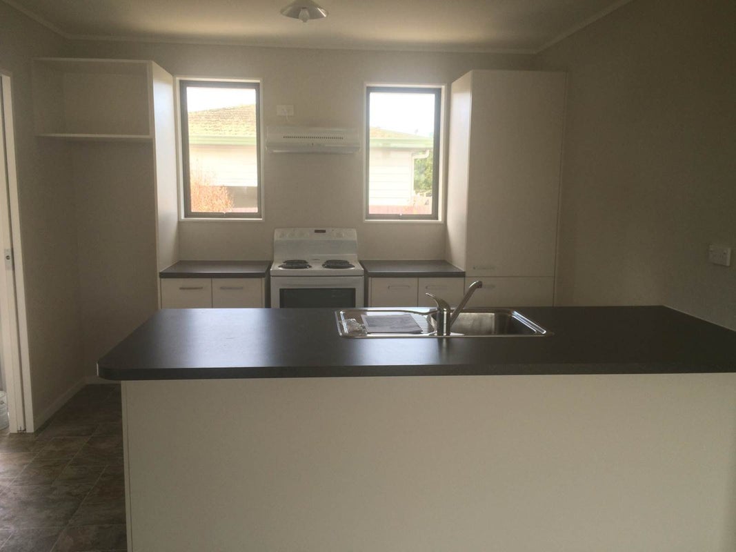 21 Ropata Avenue, Point England, Auckland - Carousel 2