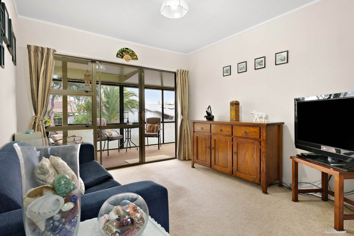 18 Muirfield Street, Wattle Downs, Auckland - Carousel 2