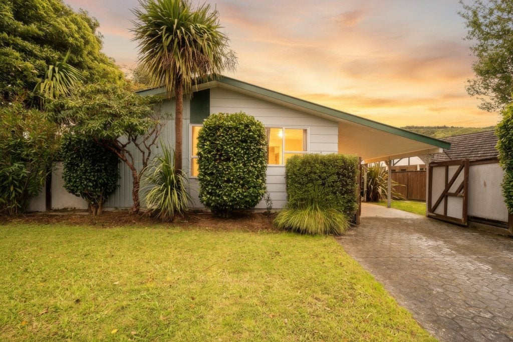 11 Akron Grove, Totara Park, Upper Hutt - Carousel 1