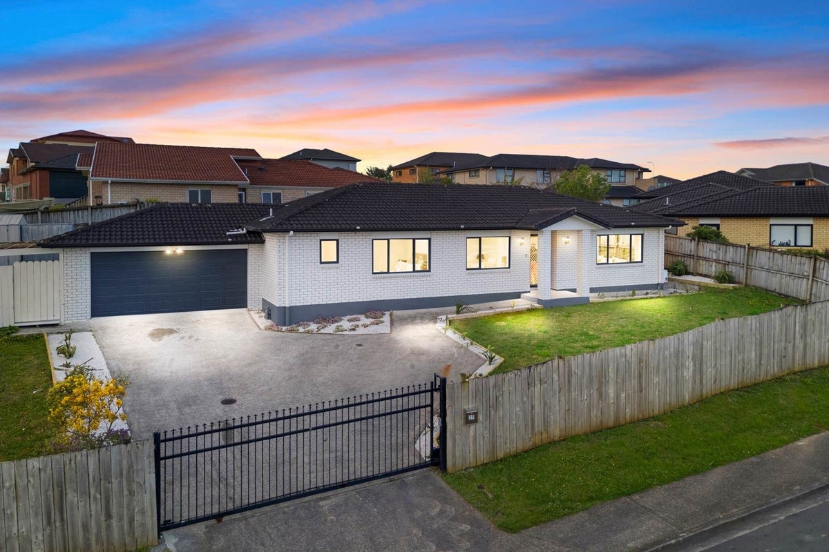 27 Gordon Stanley Drive, Massey, Auckland - Carousel 1