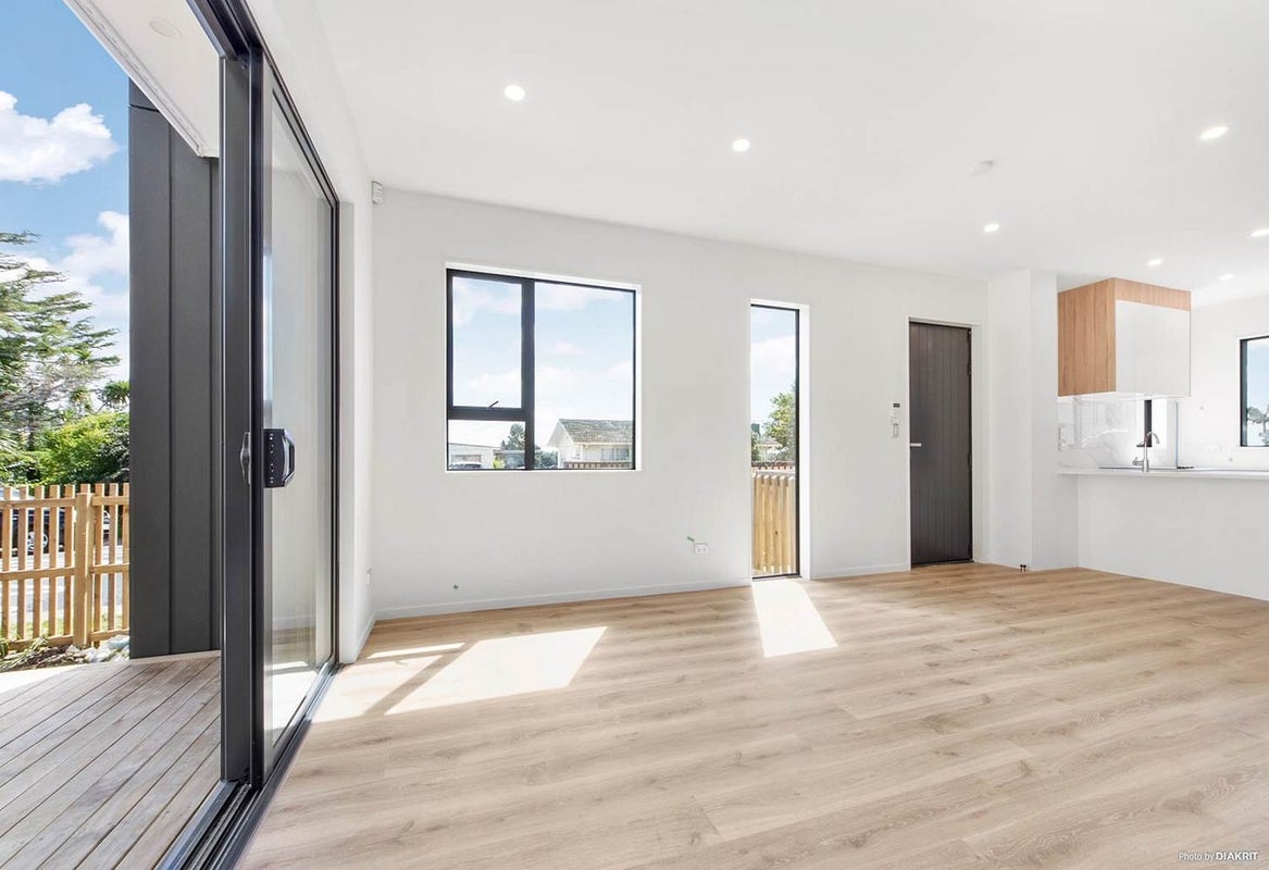 67 Divich Avenue, Te Atatu South, Auckland - Carousel 1