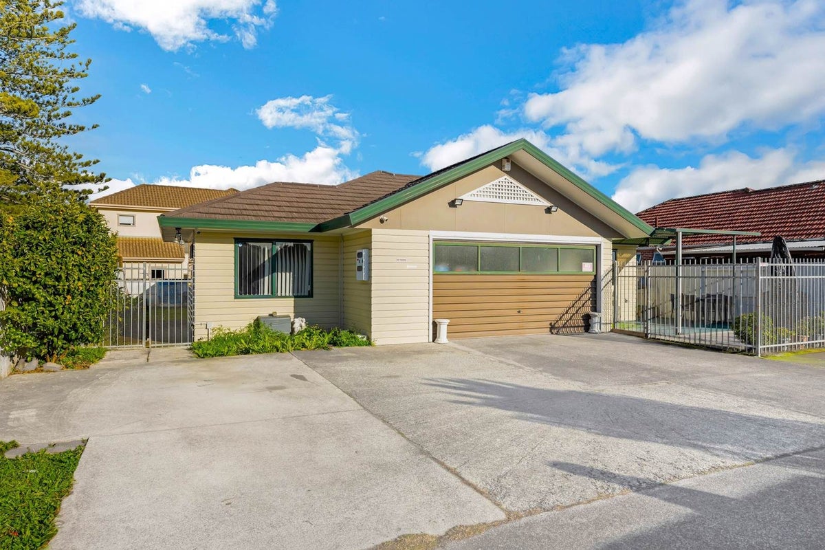 1/49B Redoubt Road, Goodwood Heights, Auckland - Carousel 1
