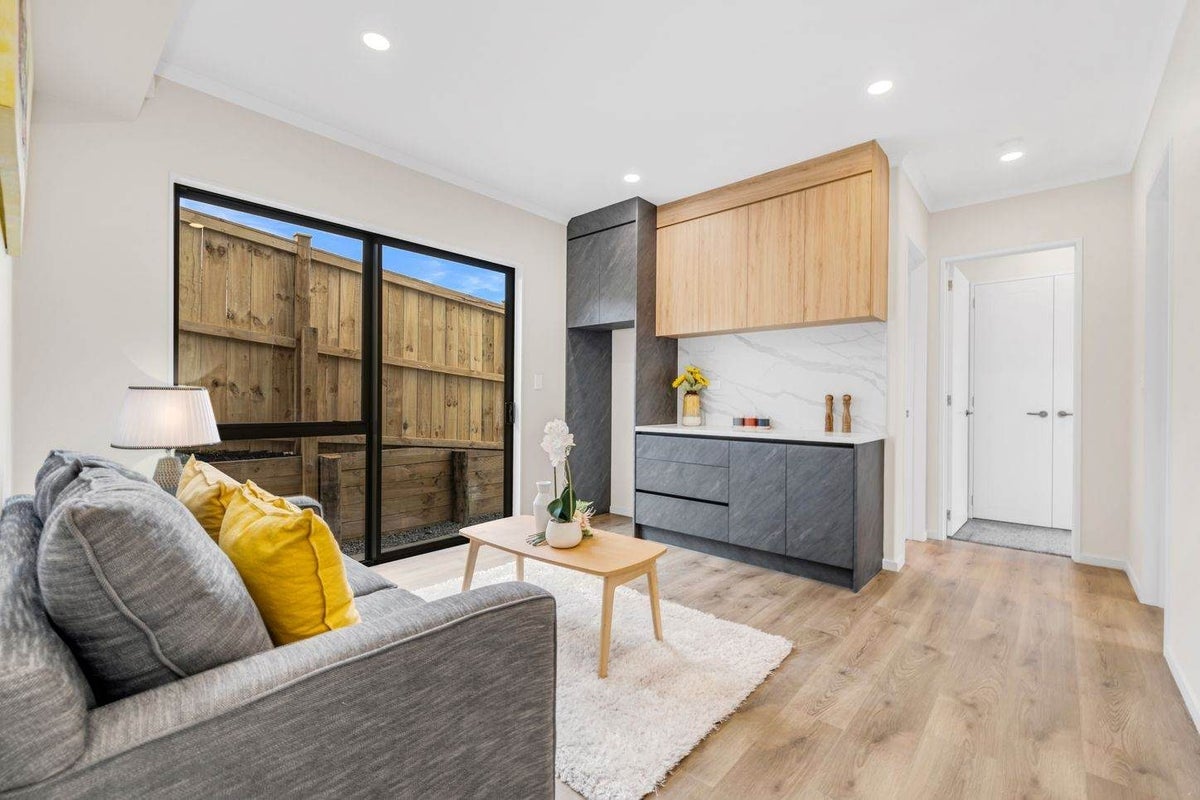 24 Ballyalton Crescent, Flat Bush, Auckland - Carousel 2