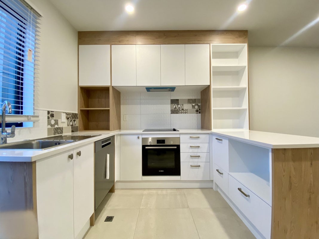 8/47 Beach Road, Te Atatu Peninsula, Auckland - Carousel 1