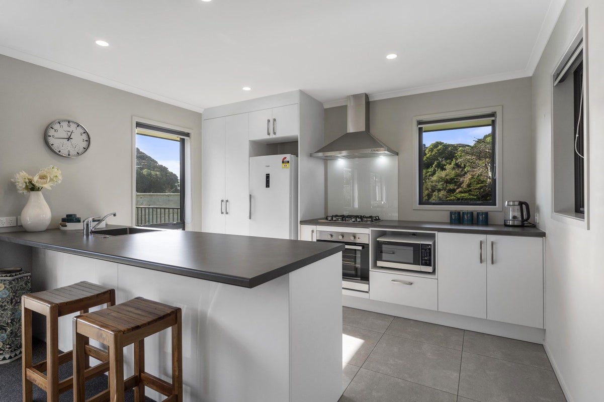16 Tradewinds drive, Whitby, Porirua - Carousel 2