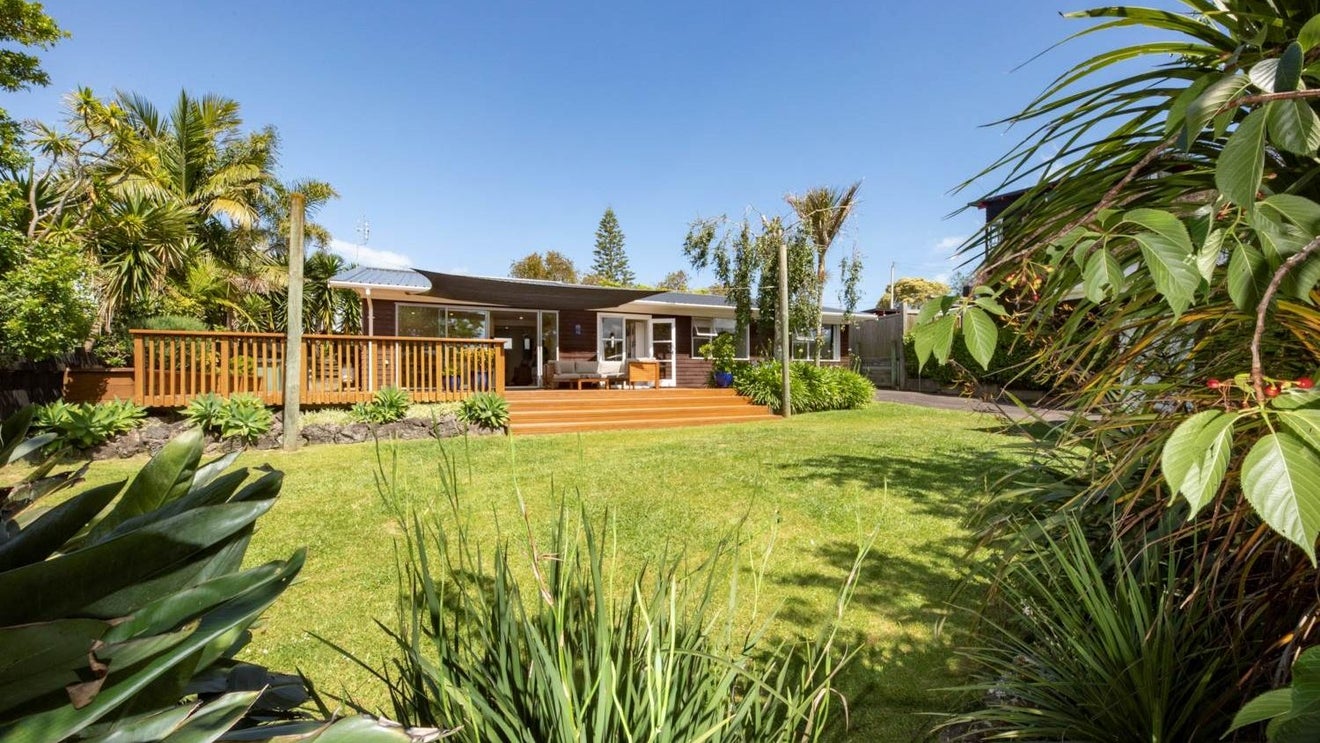60 Fairmount Road, Titirangi, Auckland - Carousel 1