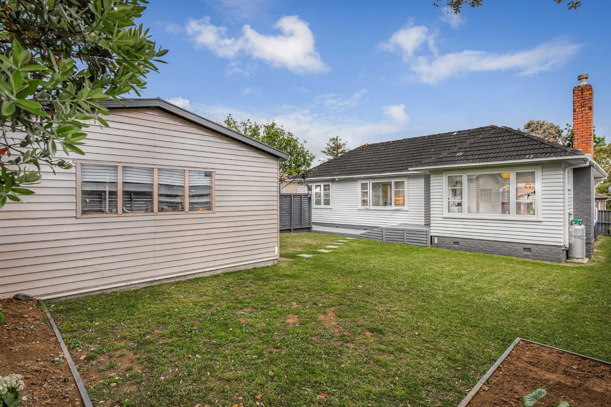 51 Matipo Road, Te Atatu Peninsula, Waitakere - Carousel 1