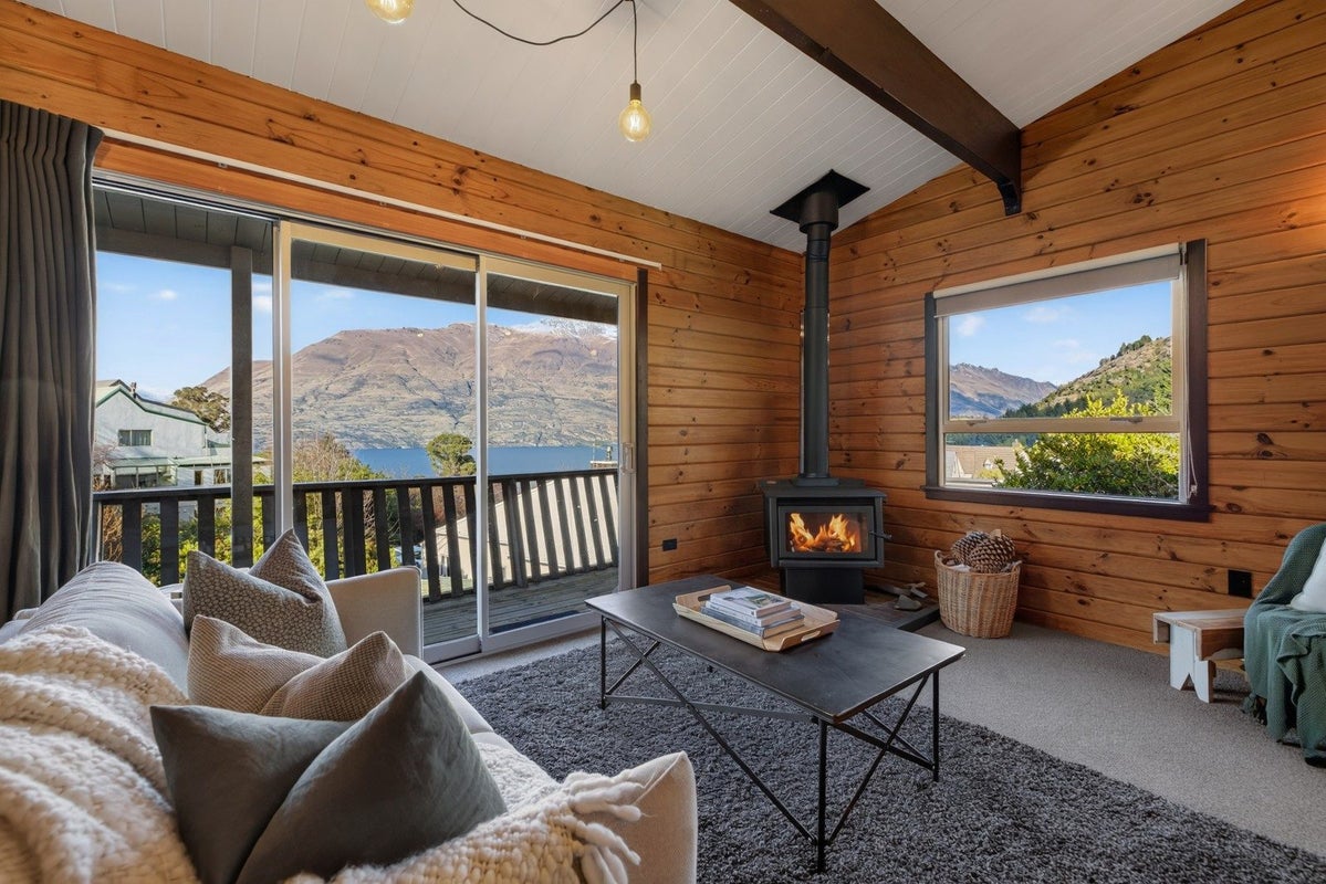 16 Williams Street, Sunshine Bay, Queenstown - Carousel 1